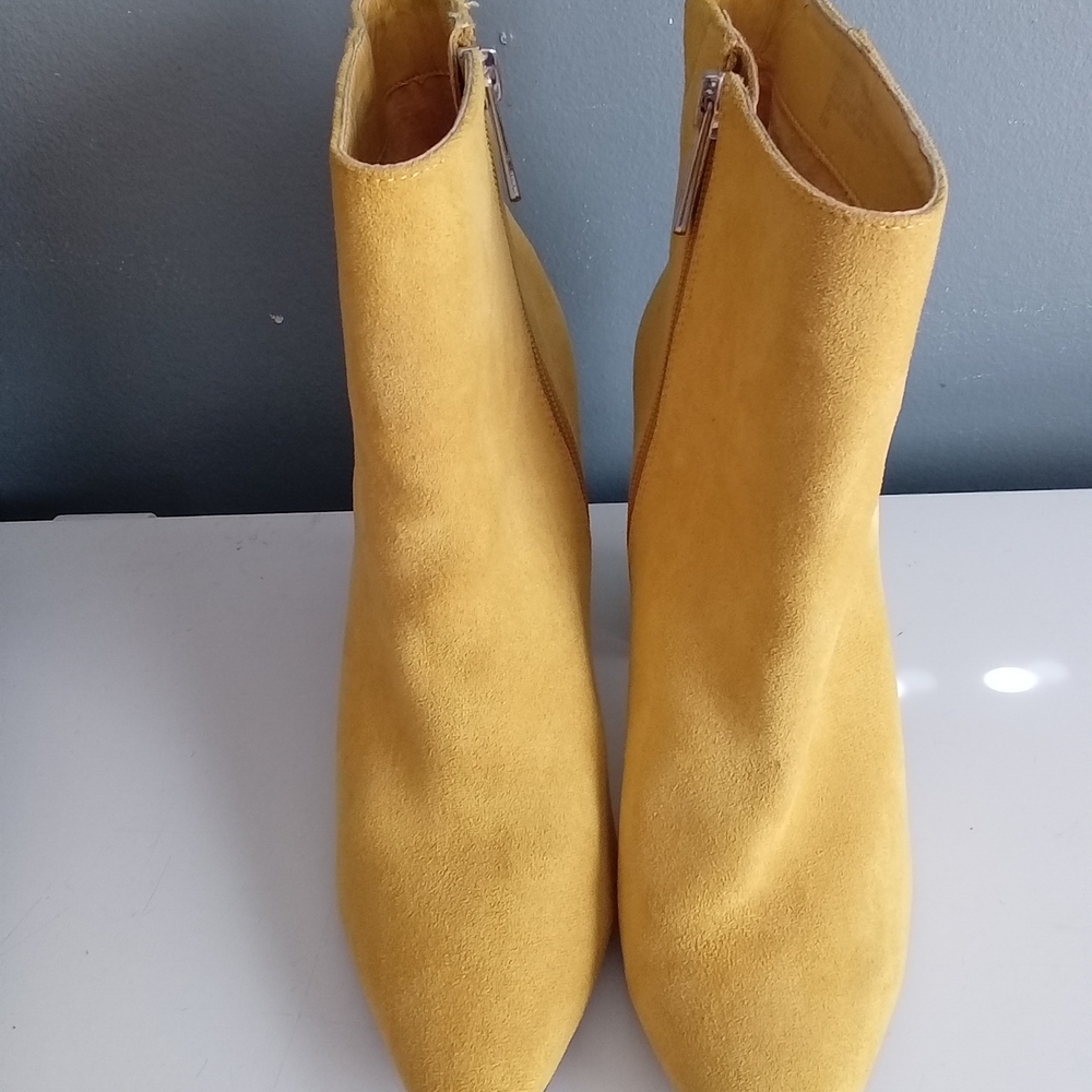 Charles by Charles David Mustard Yellow Suede Pointed Toe Block Heel Booties 8Mβ